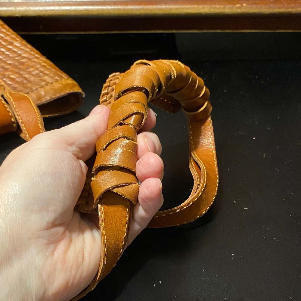 Elegant Brown Woven basket style Leather Shoulder Bag - Picture 15 of 15